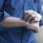 手被靈魂附身？他左手攻擊自己、阻撓右手　醫揭怪病真相