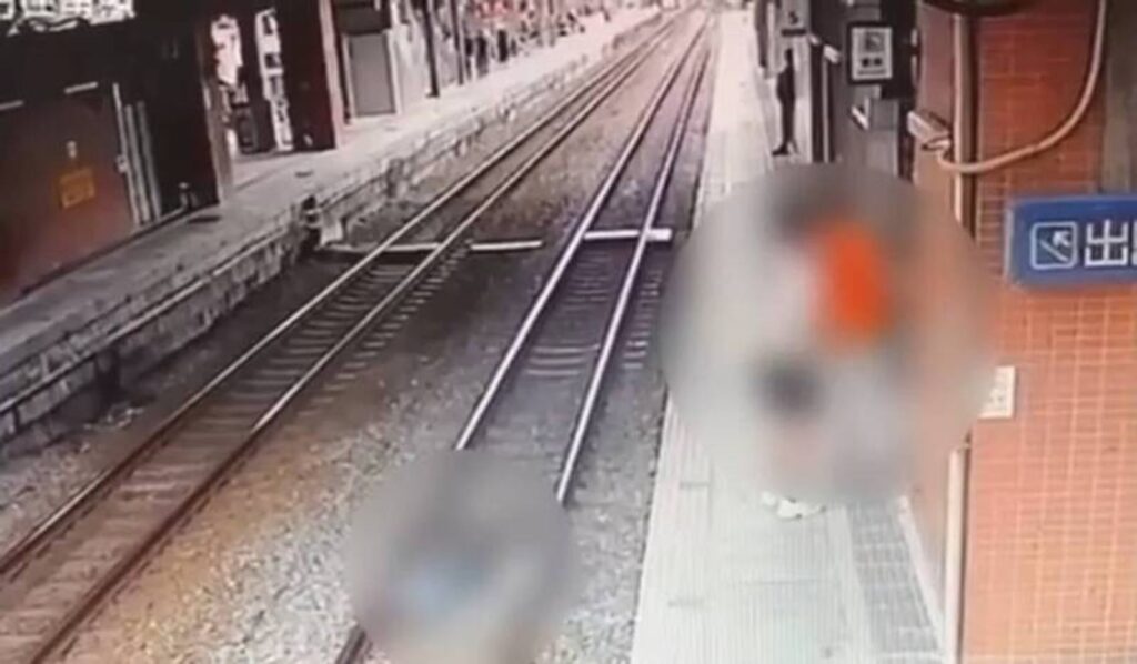 離譜！粗心父母鬆手「嬰兒車滑落鐵軌」　幼兒受傷送醫