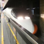 男手機掉高鐵軌道還嗆保全「撿不起來，笑死」　影片曝光眾人罵翻