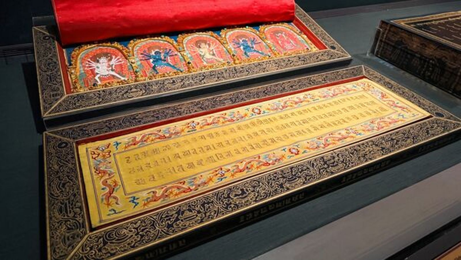 逛故宮一進場「頭皮發麻又暈」 《龍藏經》展覽太震撼!網嗨喊:能量超強