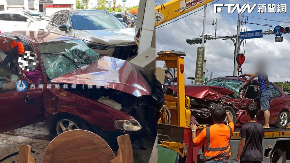 影／汽車失控高速撞機車　台南嚴重連環車禍８車撞一團