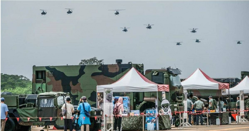 湖口營區湧11萬人參觀 軍、警忙翻爆衝突…民眾阿姨「看不下去」介入了