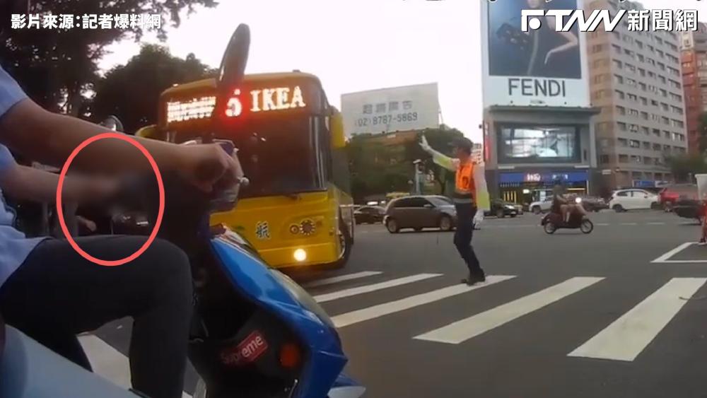 影/台中公車未禮讓行人 義交急吹哨、民眾險被撞