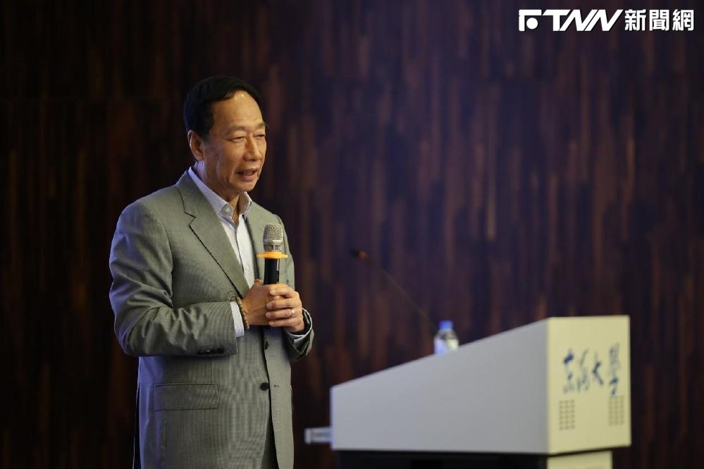 郭台銘南下屏東向大火罹難者致哀 永齡基金會捐3600萬慰助金