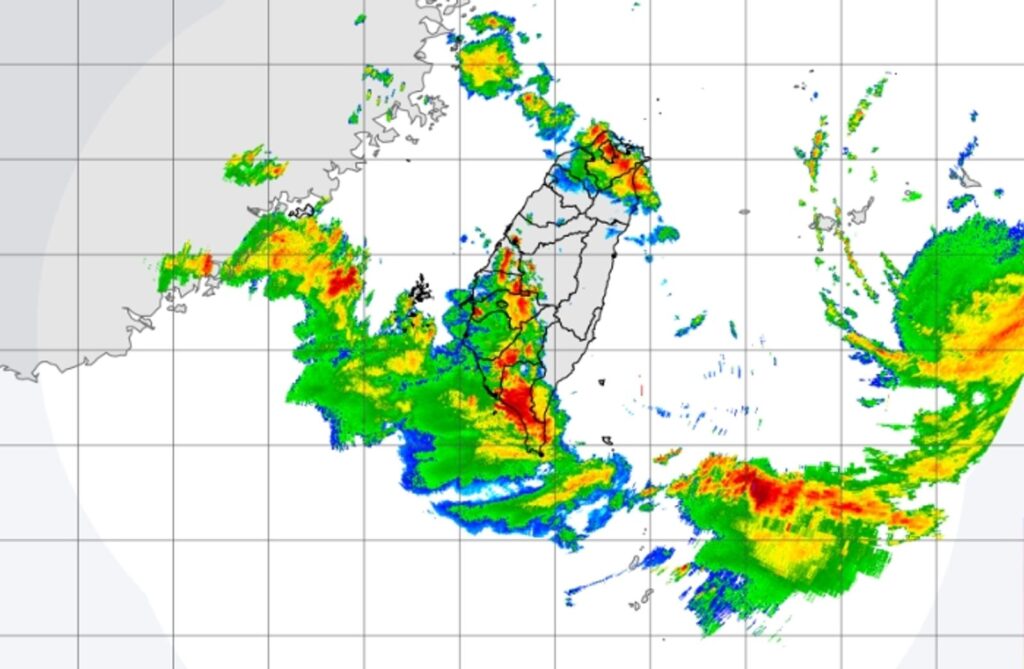 大雷雨、豪大雨狂炸！氣象署啟動「大規模劇烈豪雨作業」　一圖看降雨趨勢