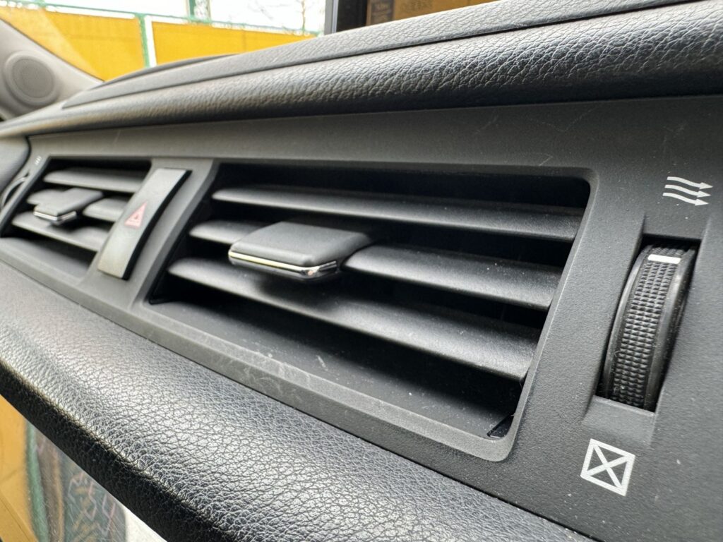 汽車冷氣怎麼吹都不涼？Toyota認證降溫神招　揭駕駛都做錯的冷房真相