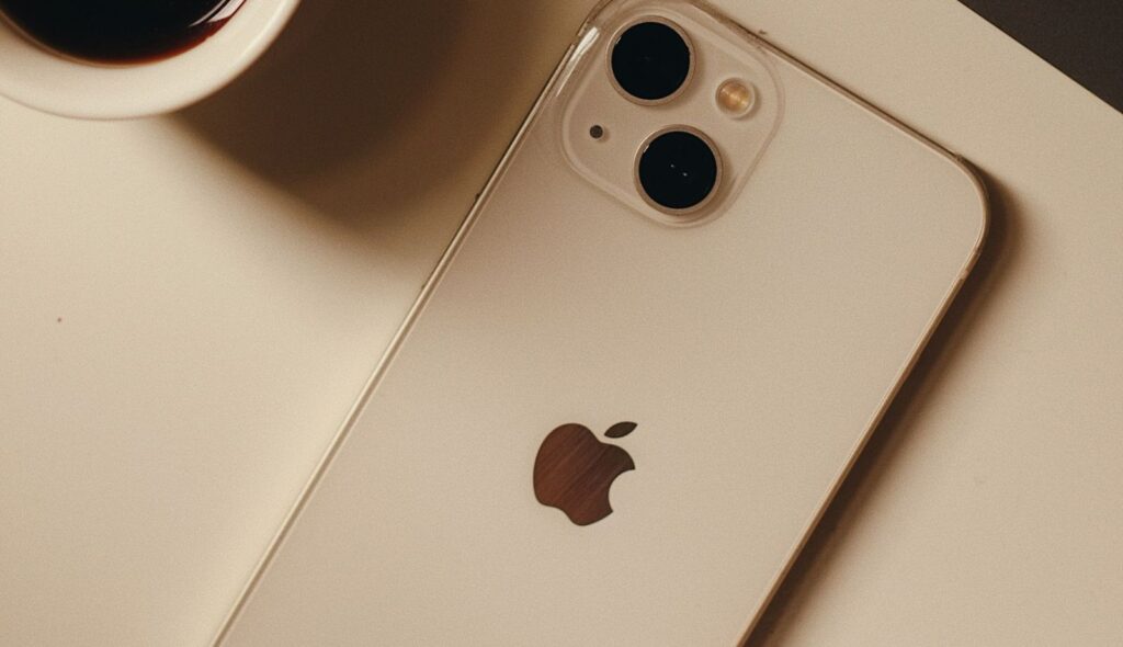 半夜充手機突冒「詭異紅光」！果粉嚇瘋險砸機　iPhone隱藏功能網崩潰：撒旦發明的