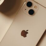 半夜充手機突冒「詭異紅光」！果粉嚇瘋險砸機　iPhone隱藏功能網崩潰：撒旦發明的