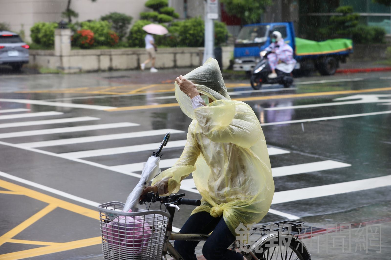 雨彈狂炸台北! 內湖、士林、北投大雷雨警報到20時34分