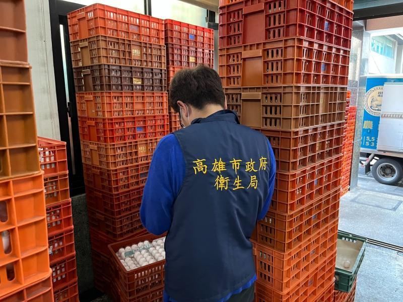 民眾買台農盒蛋蛋白竟是「黑藍色」 高雄衛生局曝抽查結果
