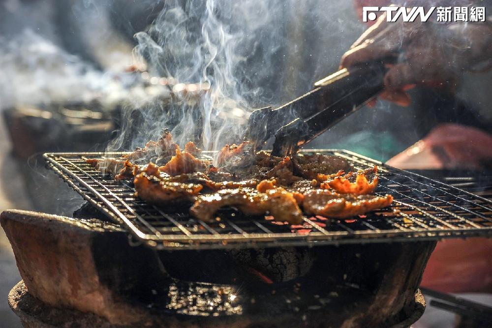 烤肉竟差點瞎了!「木炭燒灼碎片」噴進眼睛 醫:角膜瞬間被烤熟