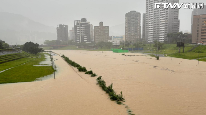 北市文山區注意!萬壽橋河濱公園遭淹水 自行車道全泡湯