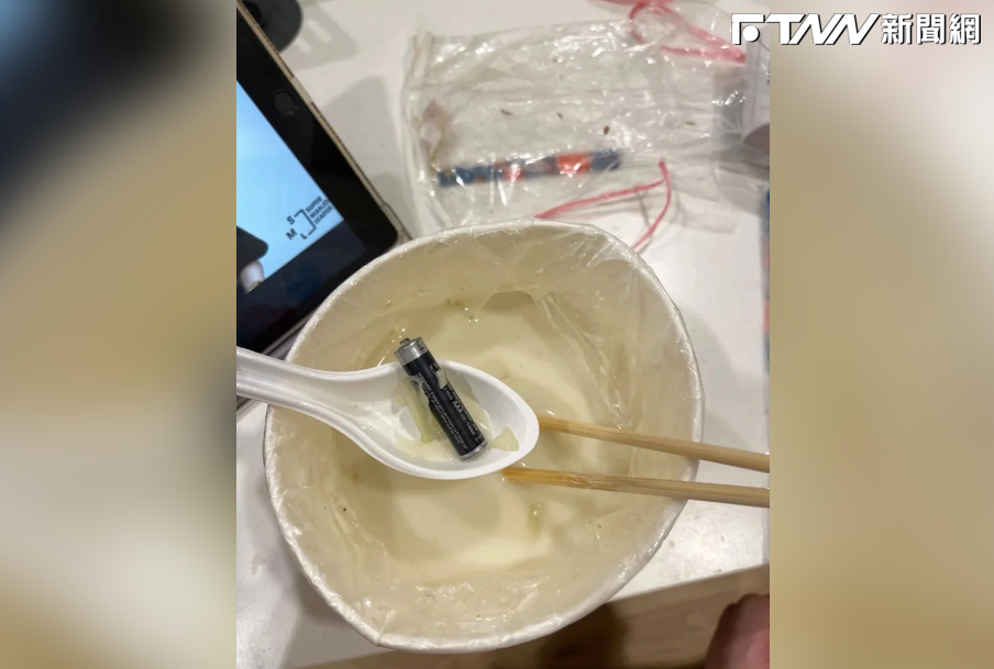 太離譜!宵夜吃到最後傻眼 鍋底竟躺一顆「3號電池」