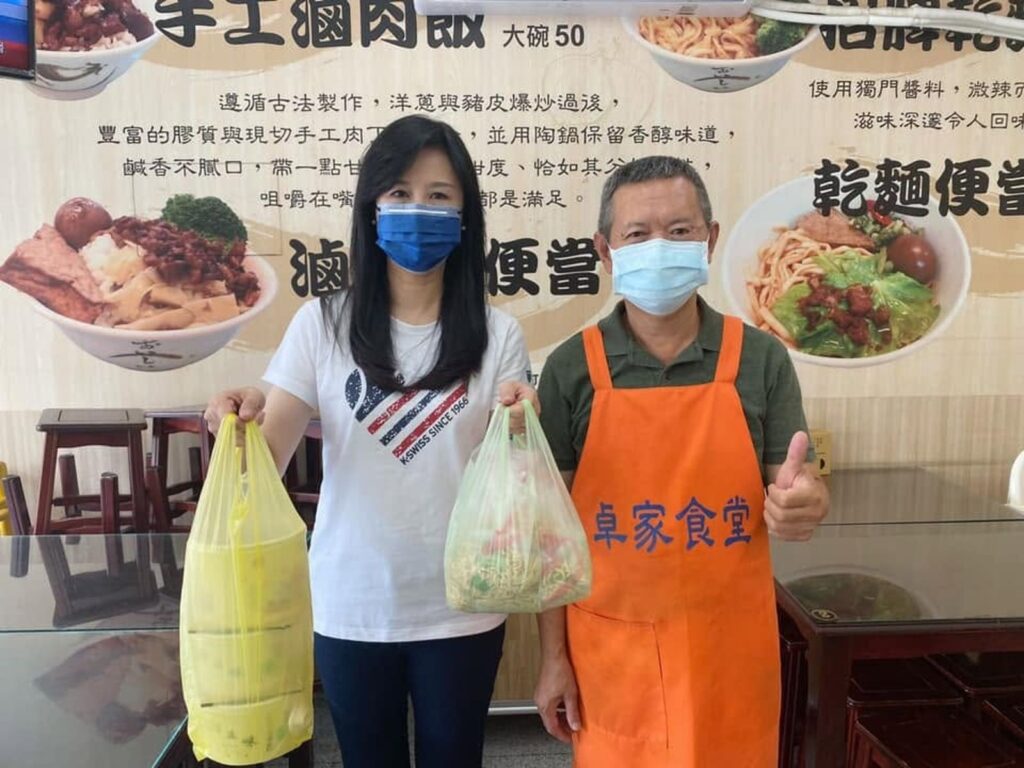 小吃店老闆被爆「邊刮鬍子邊備料」態度超囂張！　網秀萬美玲合照「超硬背景曝」