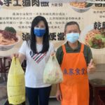 小吃店老闆被爆「邊刮鬍子邊備料」態度超囂張！　網秀萬美玲合照「超硬背景曝」