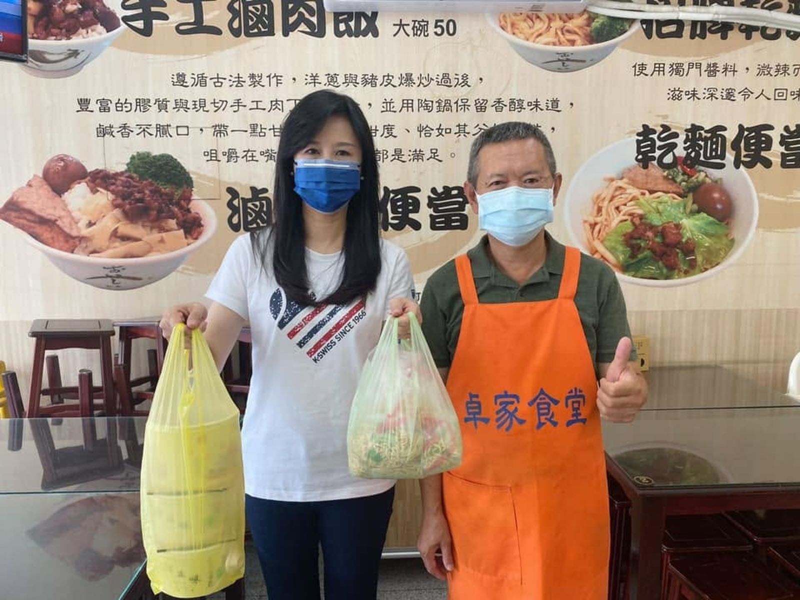 小吃店老闆被爆「邊刮鬍子邊備料」態度超囂張！　網秀萬美玲合照「超硬背景曝」