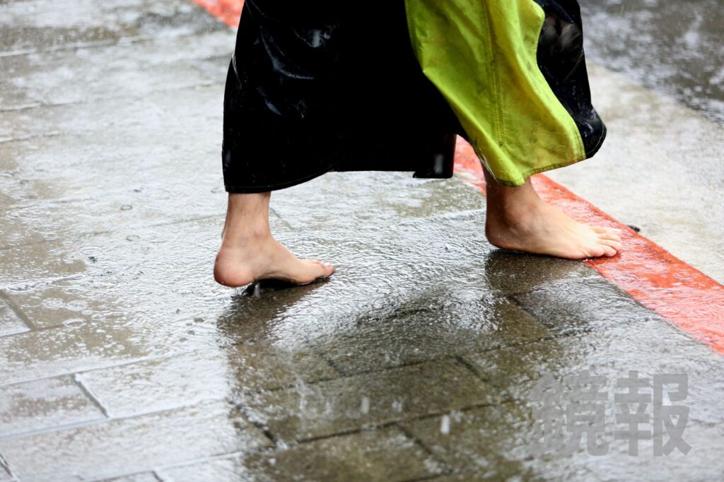大雨鞋襪濕透還繼續穿？　醫師點名「這疾病」最致命：嚴重恐釀敗血症