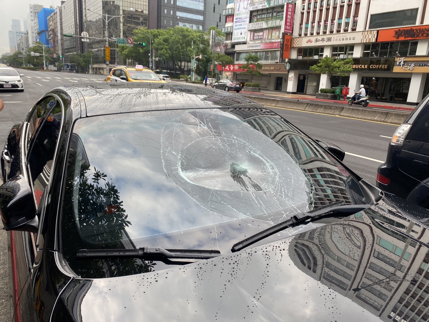 情敵巧遇分外眼紅！　男一拳擊破女友前任「瑪莎拉蒂擋風玻璃」
