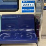 她生理期搭捷運坐位子竟遭大媽嗆「不讓座」 網傻眼:對面有優先席
