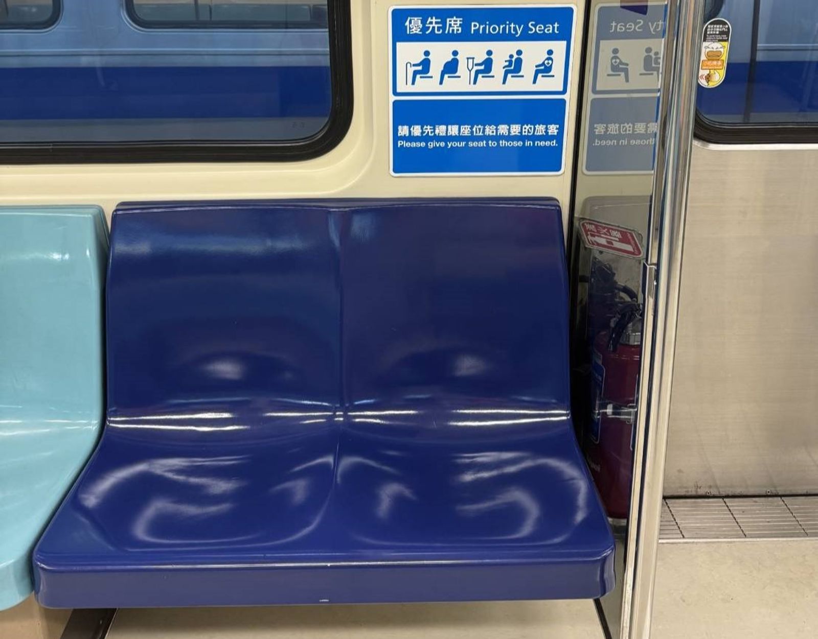 她生理期搭捷運坐位子竟遭大媽嗆「不讓座」 網傻眼:對面有優先席
