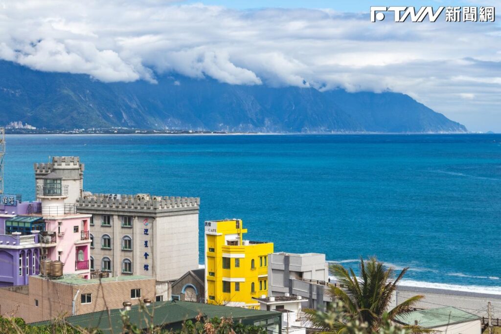 站在七星潭岸邊踏浪！網見一幕嚇壞：再往前幾步就是斷層了