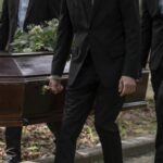 葬儀社員工手滑棺木滾下樓　家屬見遺體慘狀崩潰求償3000萬