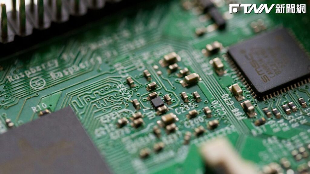 台股三溫暖洗破皮！PCB發威「這檔」關廁所獨自漲停　南電收漲7％紅燈熄滅、欣興止血終結連5跌　