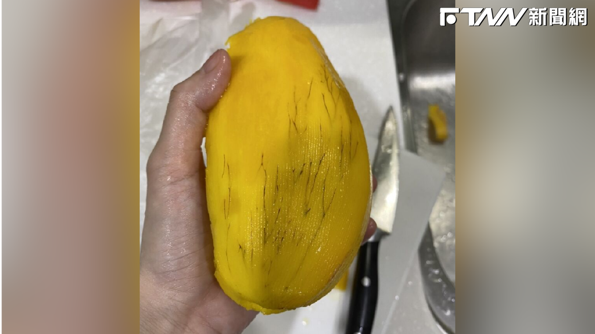 芒果壞了嗎?他削完皮驚見「爬滿黑絲」網笑像腿毛 農業部:正常可以吃