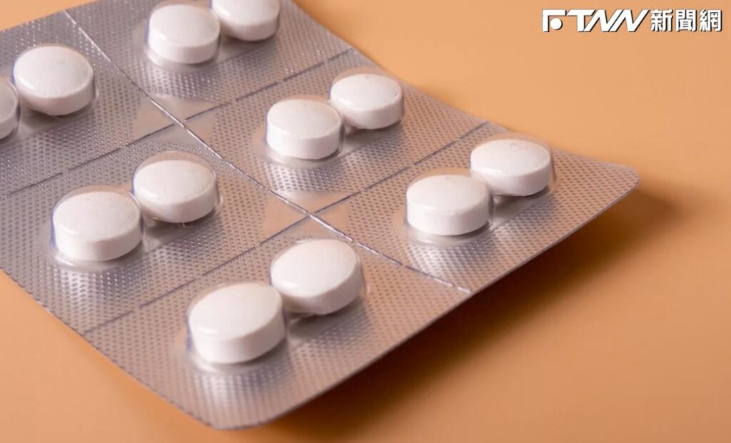 天天喝維他命C發泡錠？醫警告：高劑量恐增加腎結石風險