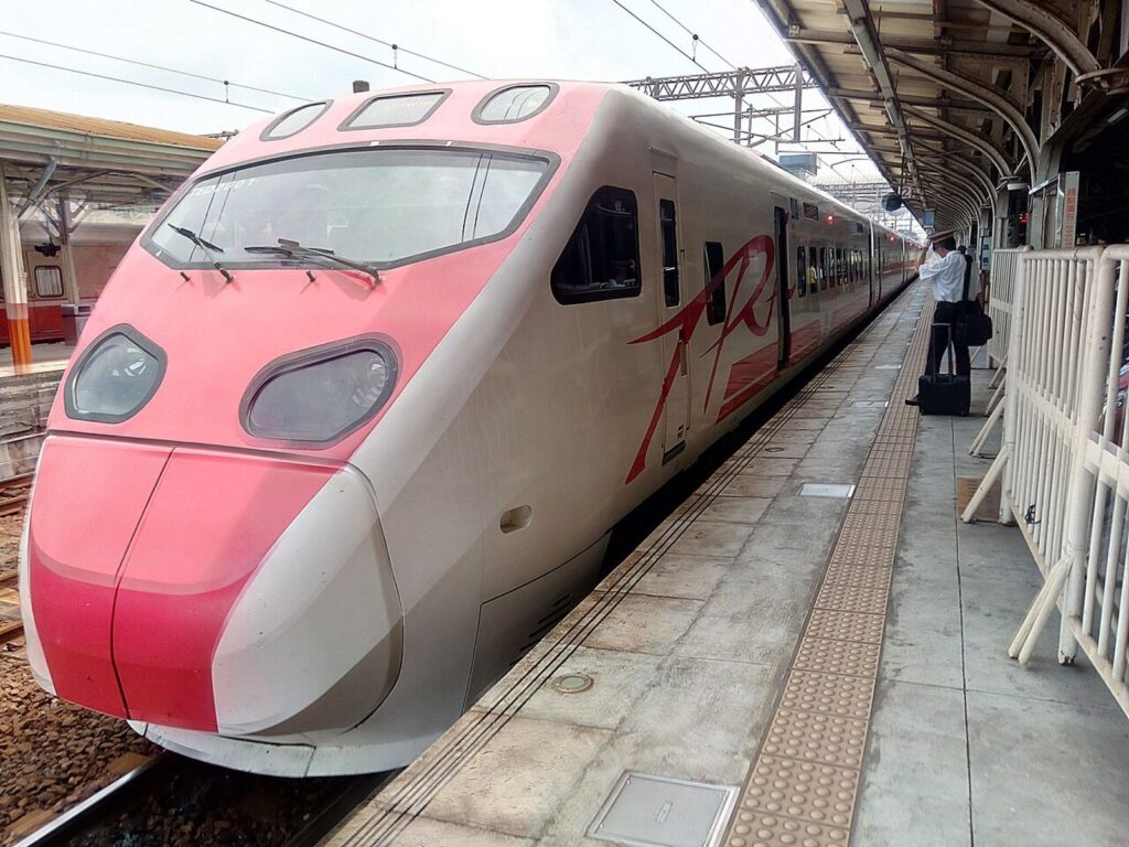 網傳普悠瑪險撞越線拍照旅客　台鐵澄清曝站務人員最緊繃時刻
