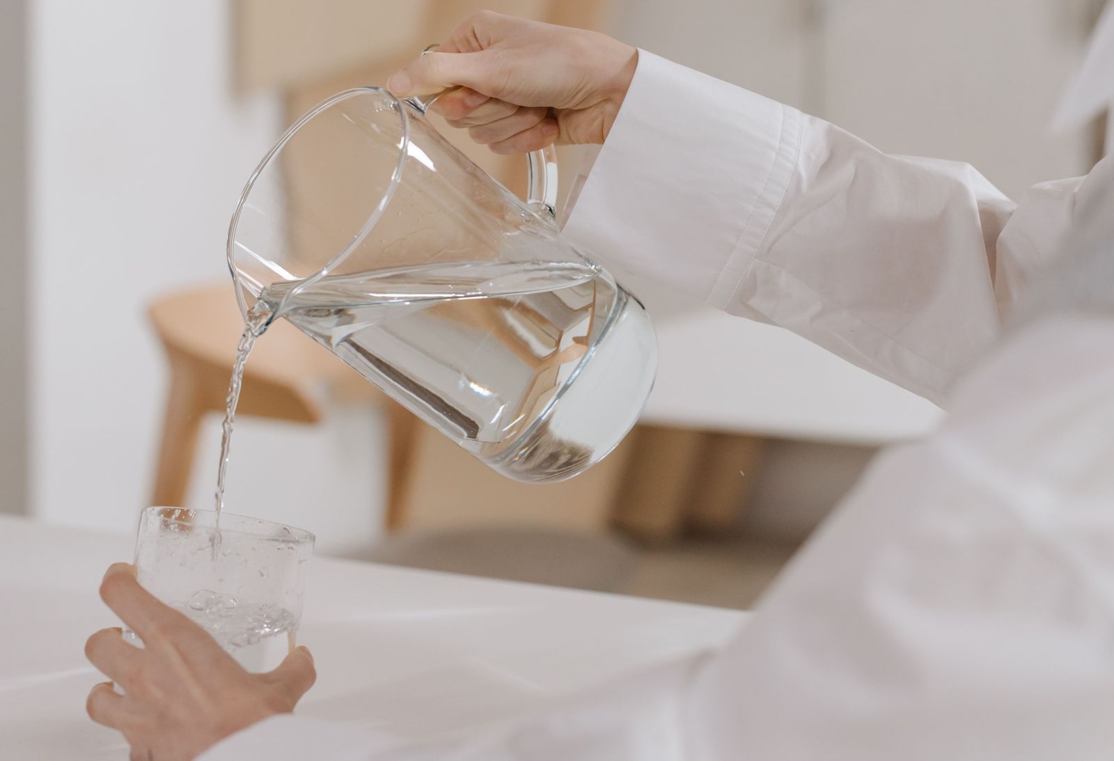 喝咖啡、茶到底算不算喝水？　蒼藍鴿破解「純水教條」揭醫學真相