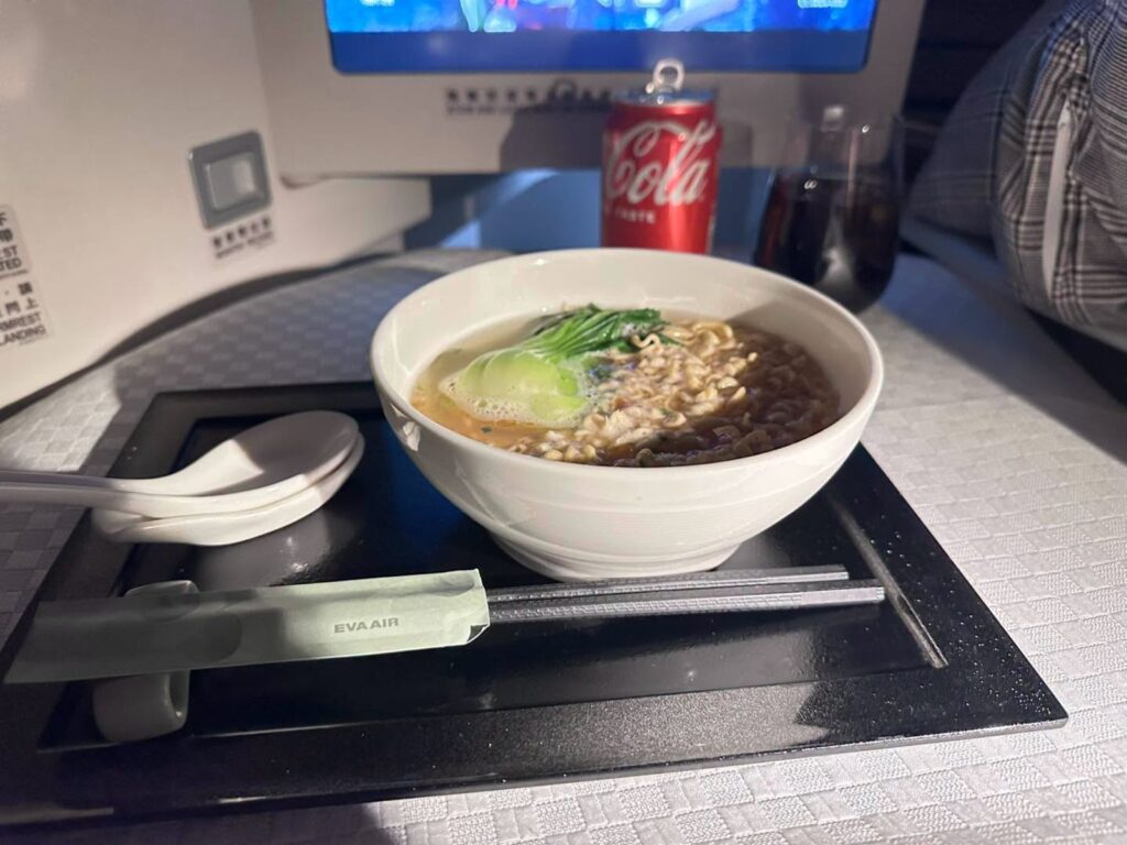 都市傳說是真的！呂捷深夜機上點泡麵「乘客全被香醒」　網揭經驗：會有連鎖反應