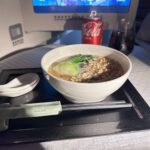 都市傳說是真的！呂捷深夜機上點泡麵「乘客全被香醒」　網揭經驗：會有連鎖反應
